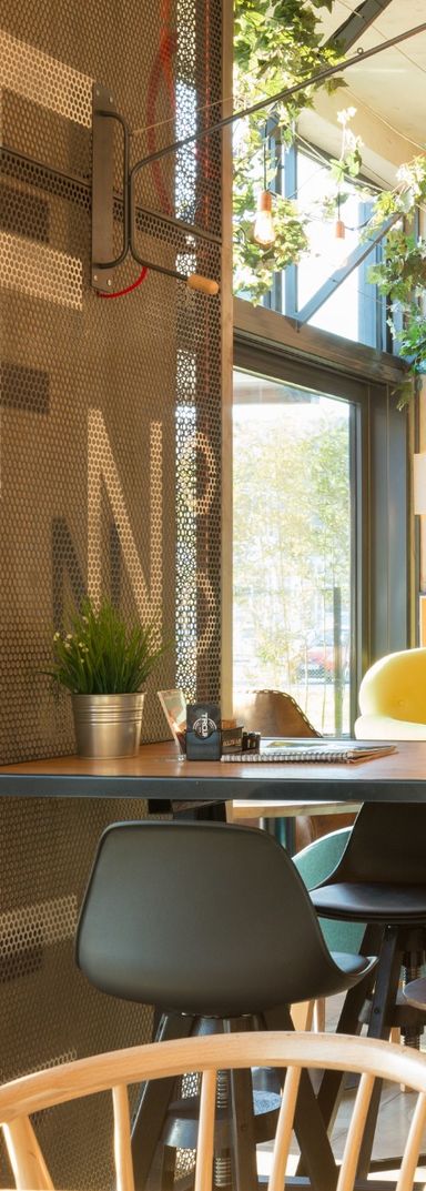 Consultor gastronómico analizando estrategias financieras para aumentar la rentabilidad de un restaurante.