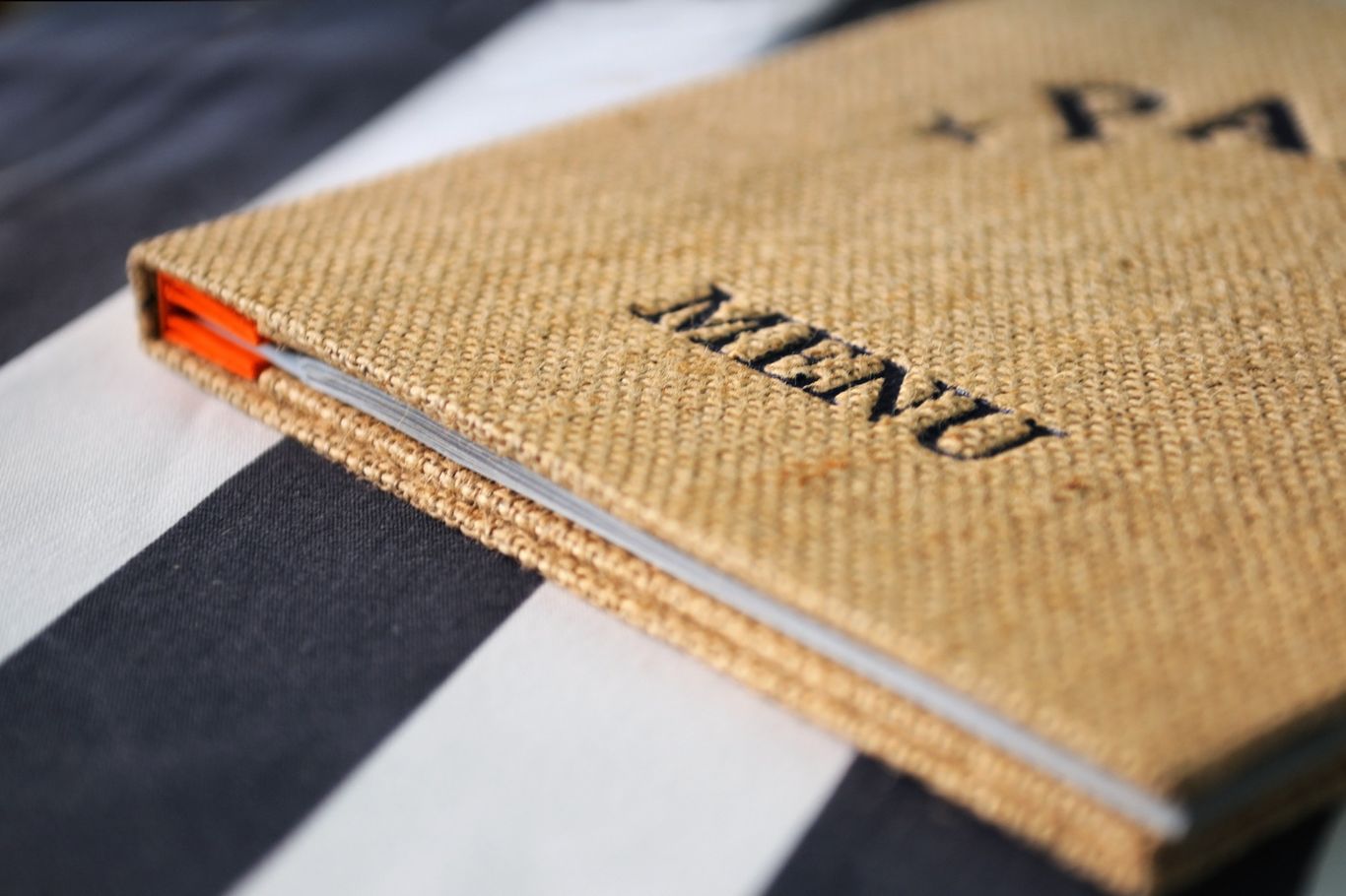 Expertos en gastronomía optimizando la rentabilidad del menú de un restaurante con técnicas avanzadas