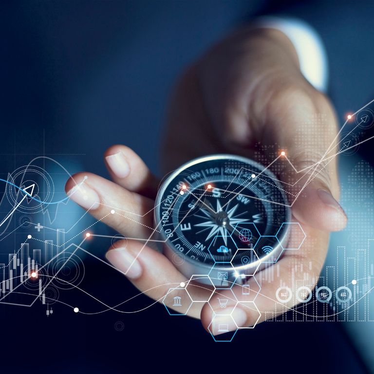 Consultores gastronómicos analizando estrategias para el crecimiento y la optimización de un restaurante